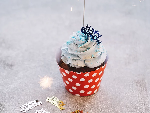 CupCake mit Wunderkerze auf Eisfläche