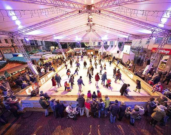 Eisfläche GMHütte on Ice mit Schlittshuhläufern