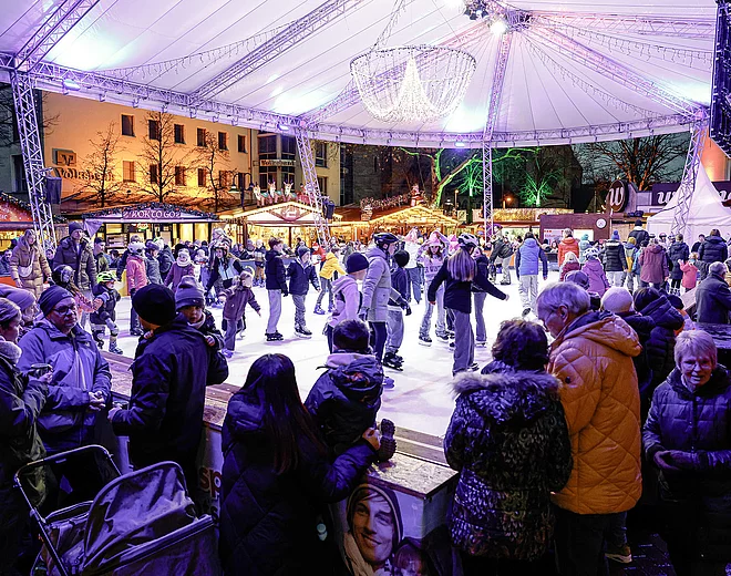 Eisfläche mit Zuschauer bei GMHütte on Ice