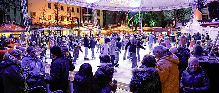 Eisfläche mit Zuschauer bei GMHütte on Ice