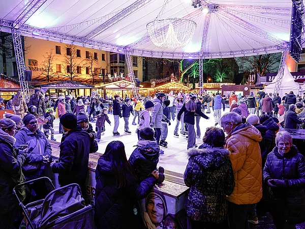 Eisfläche mit Zuschauer bei GMHütte on Ice